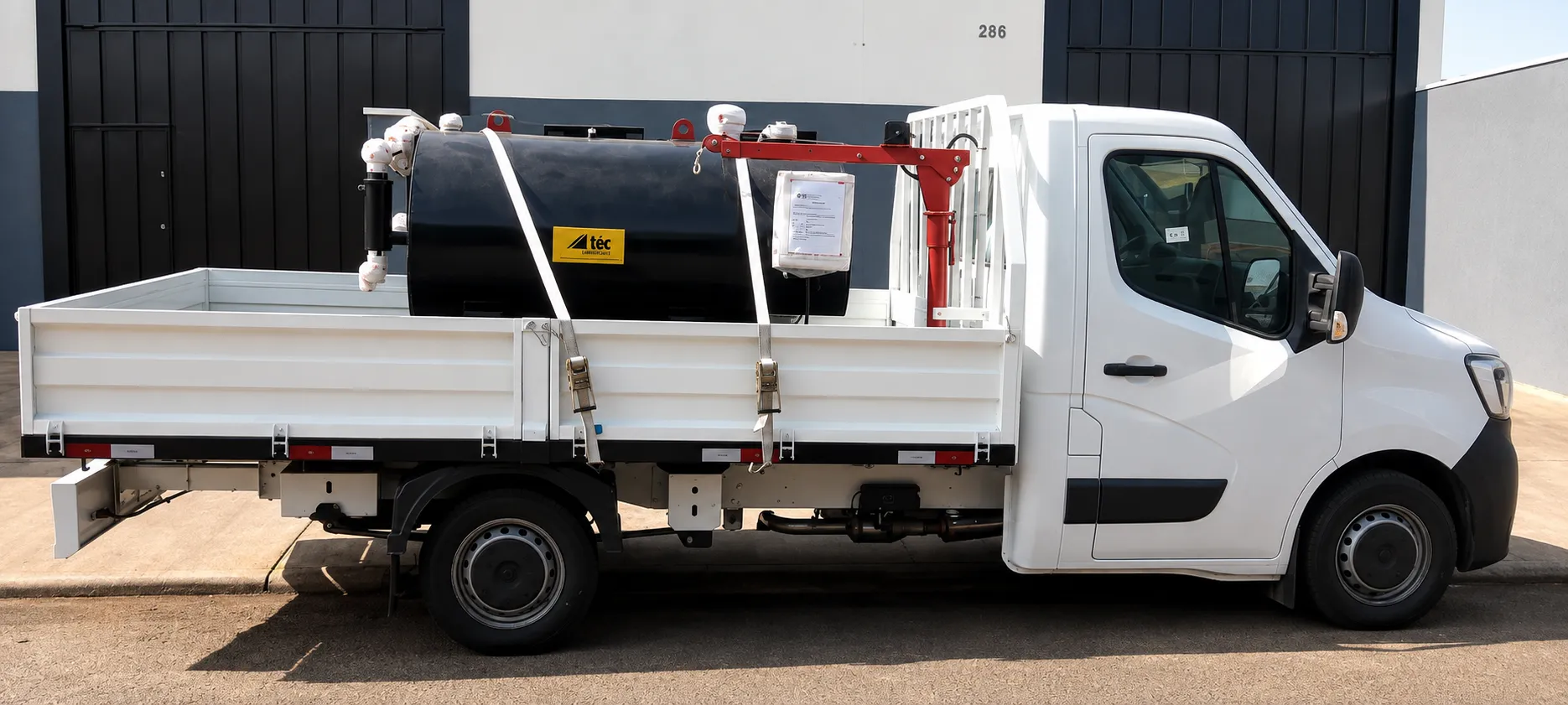 Caminhão Volvo com tanque criogênico em rodovia com plaqueta ONU 1075 de carga inflamável