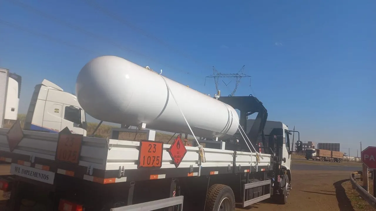 Caminhão Volvo com tanque criogênico em rodovia com plaqueta ONU 1075 de carga inflamável