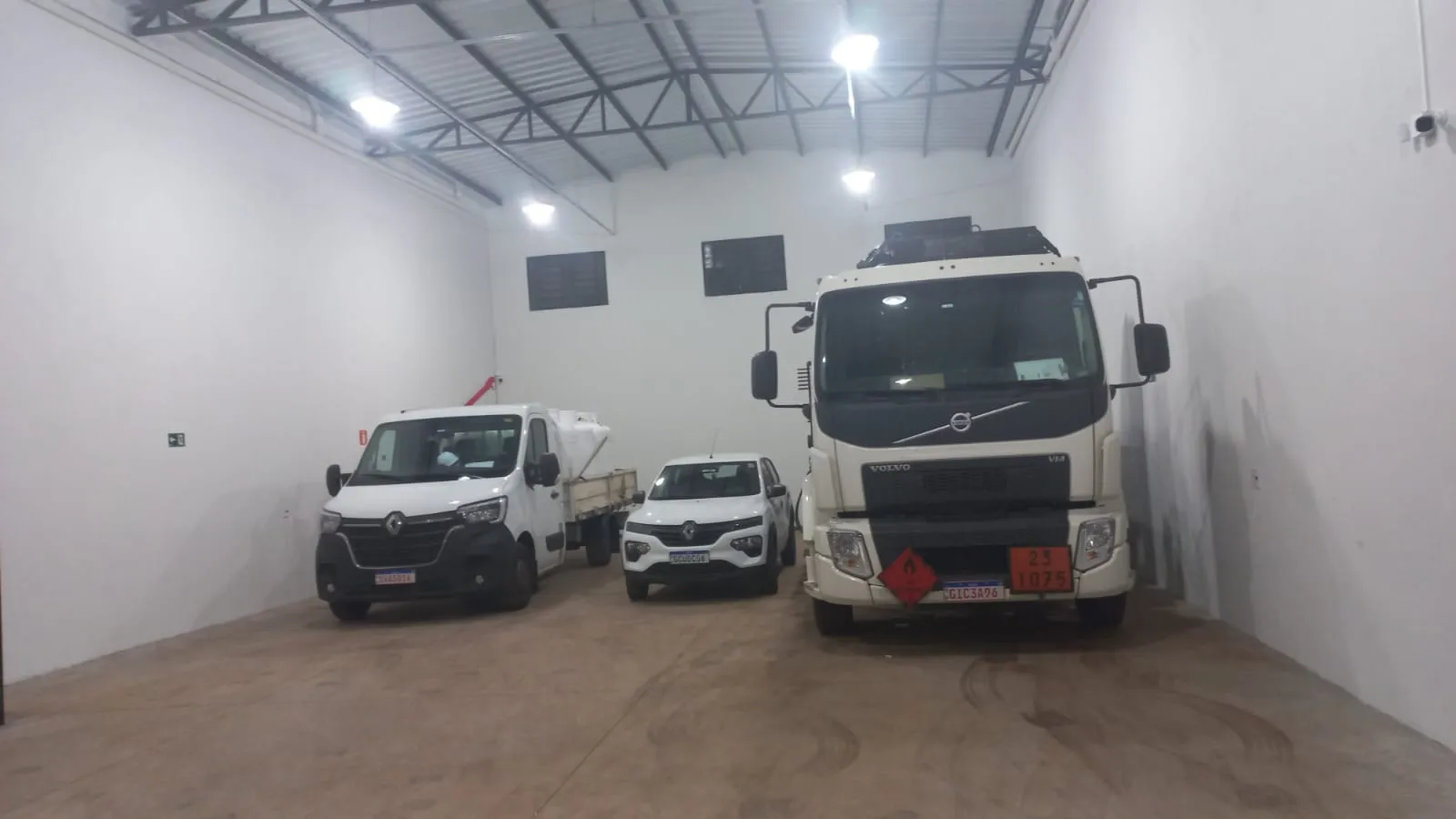Garagem da Frota Zulos com Renault Master, Renault Kwid e Volvo VM com guindaste