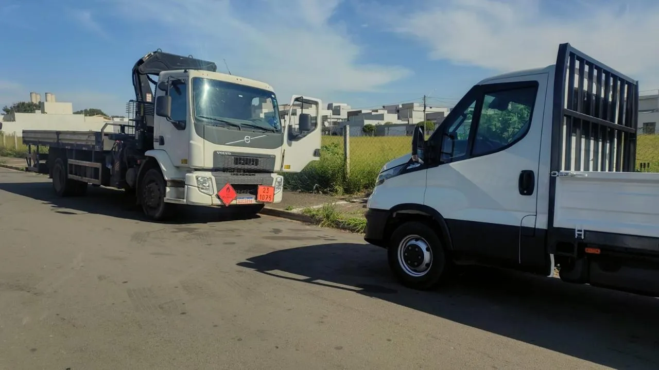 Volvo VM com guindaste munck e Renault Master com carroceria aberta