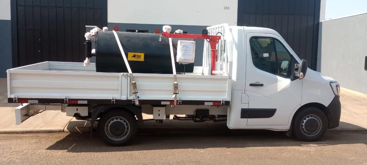 Volvo Constellation da Frota Zulos com guindaste Palfinger içando cilindros Copagaz