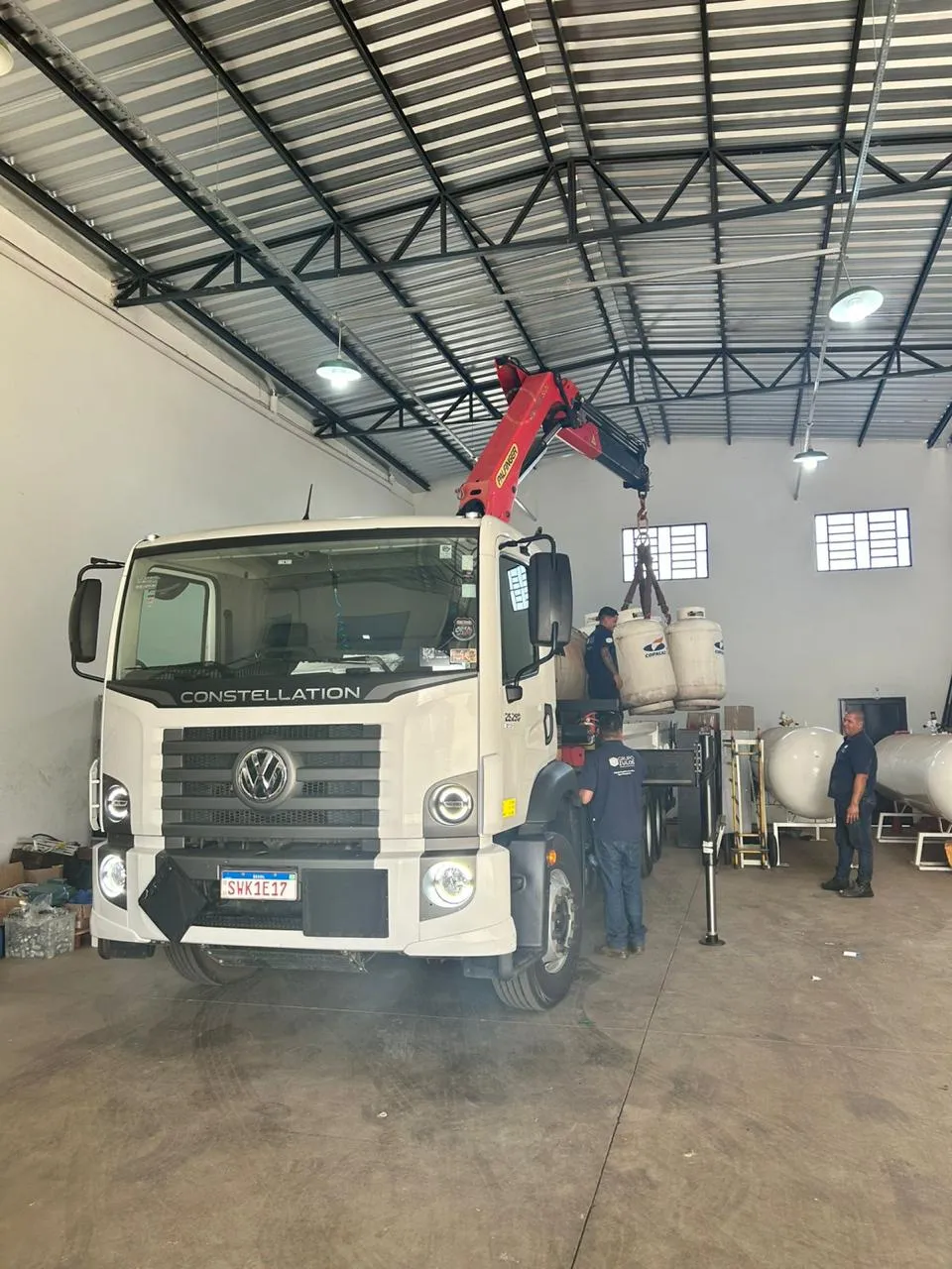Renault Master com tanque preto, adesivo TCR e mini-guindaste vermelho